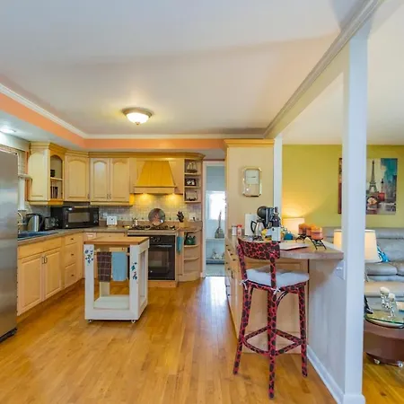 The Place Between The Lakes 4 Bedrooms 4 Beds